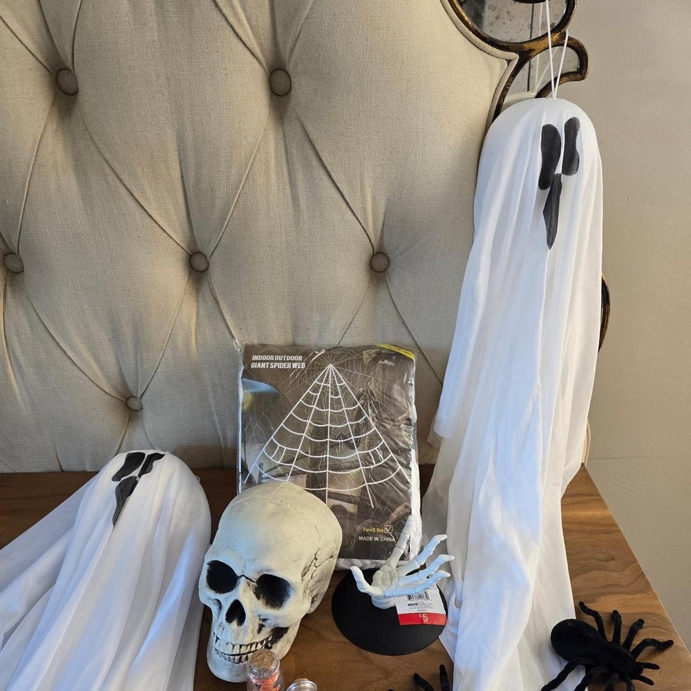 Fun Halloween decorating set